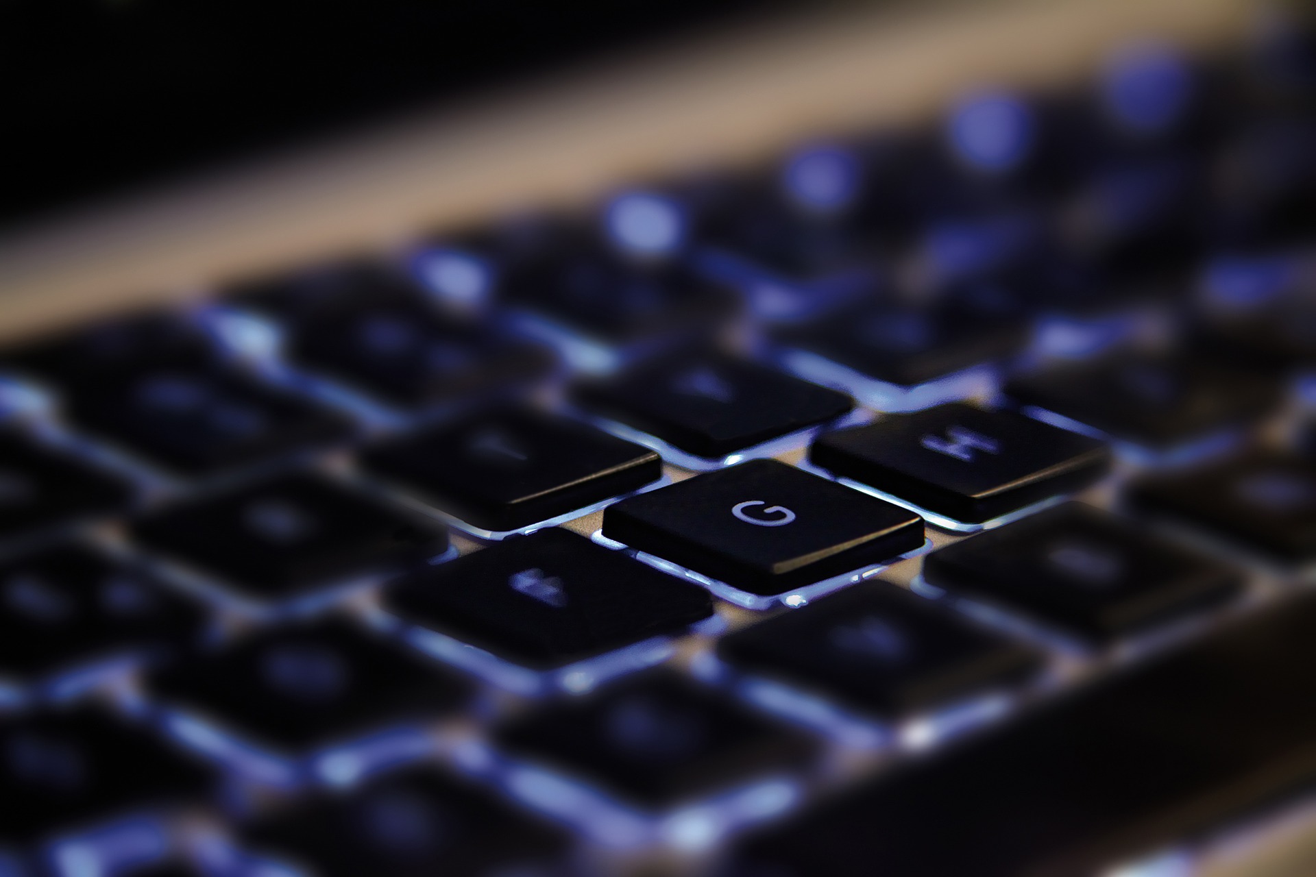 picture of a back-lit keyboard
