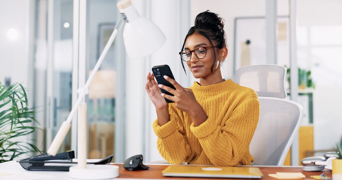 A woman using her smartphone to read